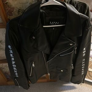 Black Boohooman biker jacket, used once for a photoshoot!!! Size M